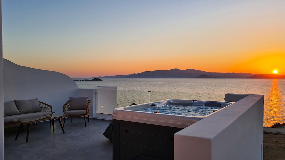 Superior Seafront Suite with Hot Tub photo 3