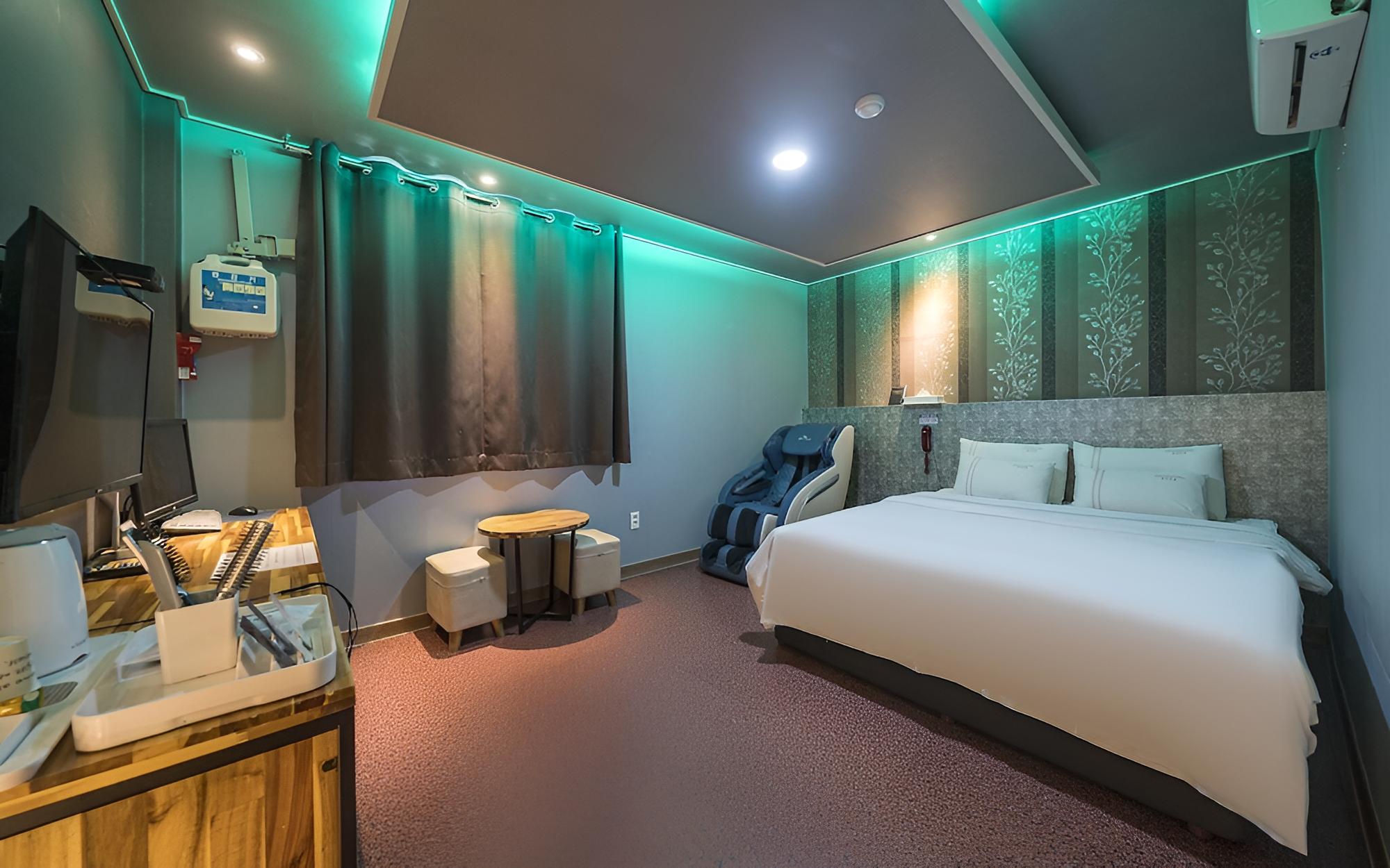 Room (massage room) - Photo 1