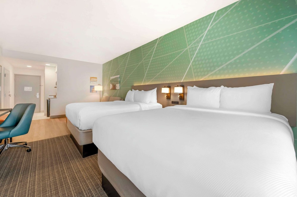 Suite, Accessible, Non Smoking (2 Queen Beds & 1 Sofa Bed) - Photo 2