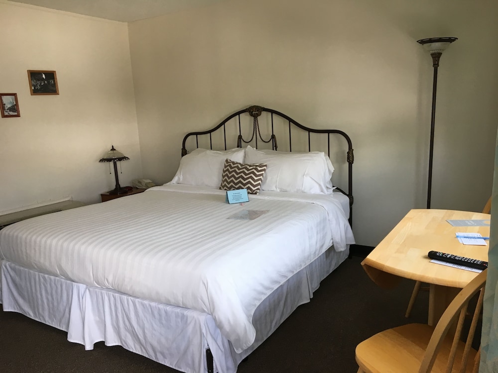 Train Car, 1 King Bed
