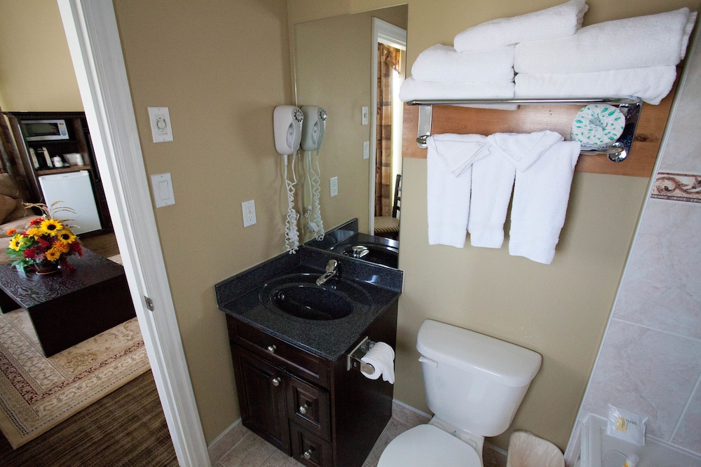 Suite, 1 King Bed thumbnail 6
