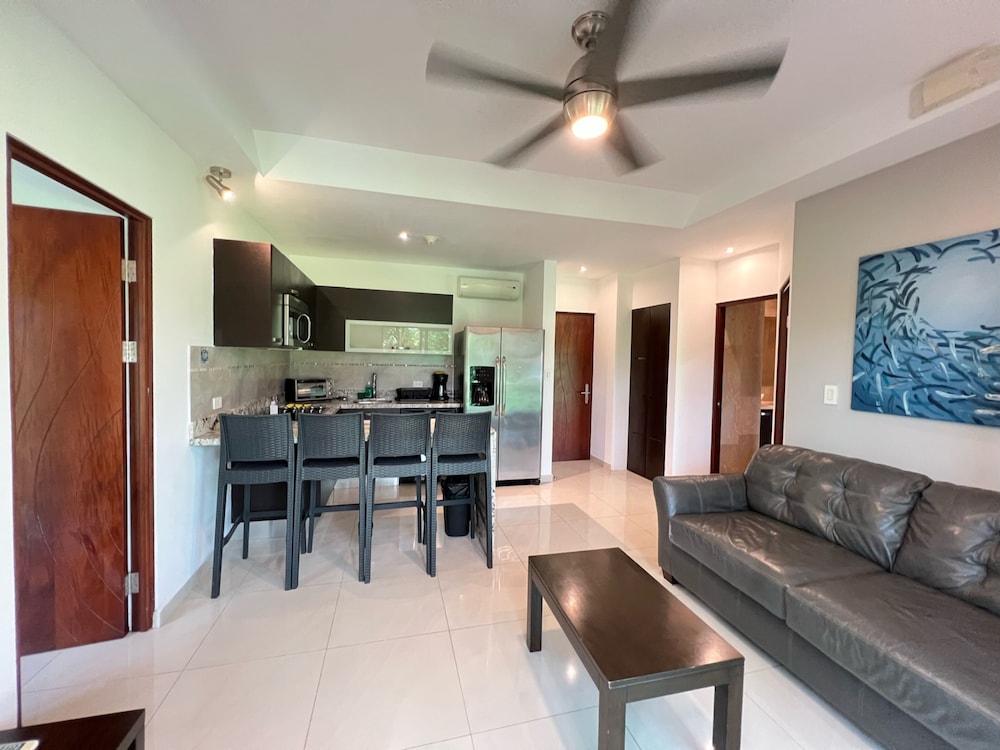 2BR FAMILY SUITE W/Kitchen, Living room, 2 Masters, 2 bath, 3 balconies photo 3