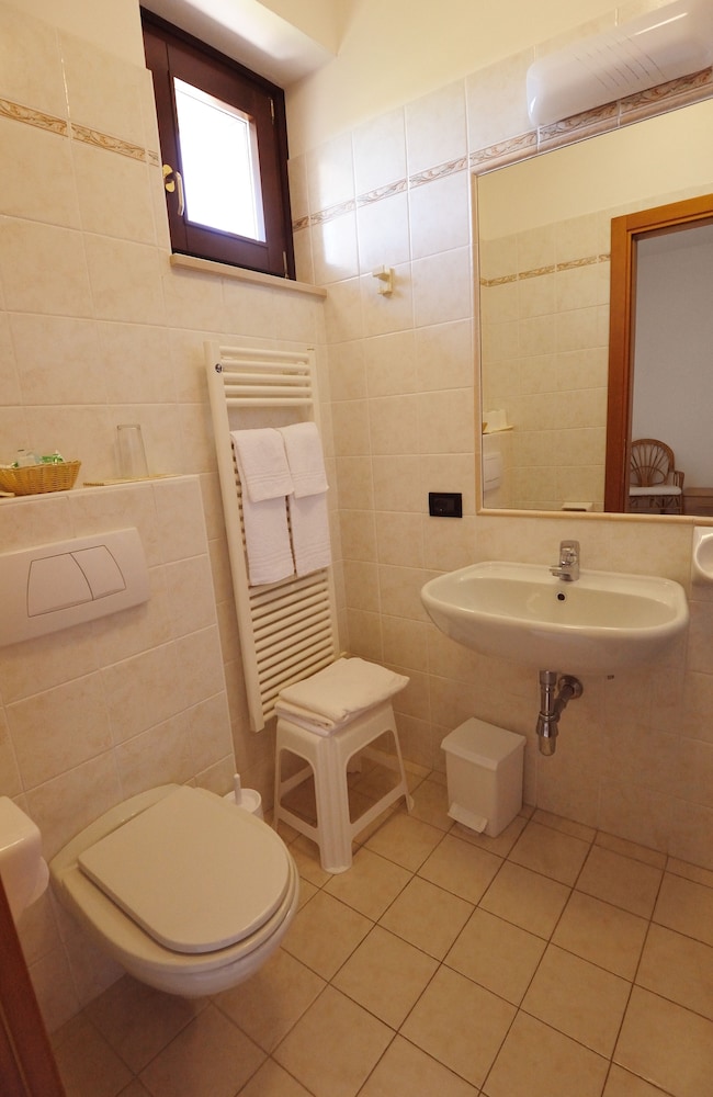 Standard Single Room, Balcony, Lake View photo 2