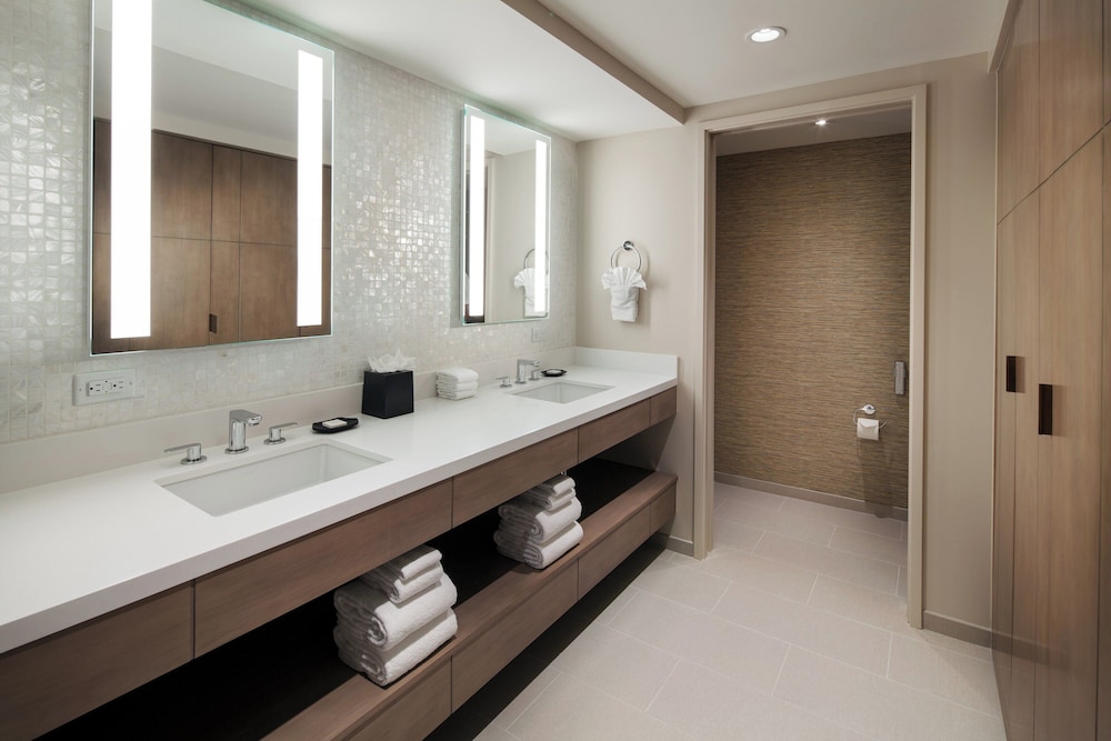 Suite, 1 Bedroom, Roll-in Shower, Oceanfront (Accessible, Kai Suite)
