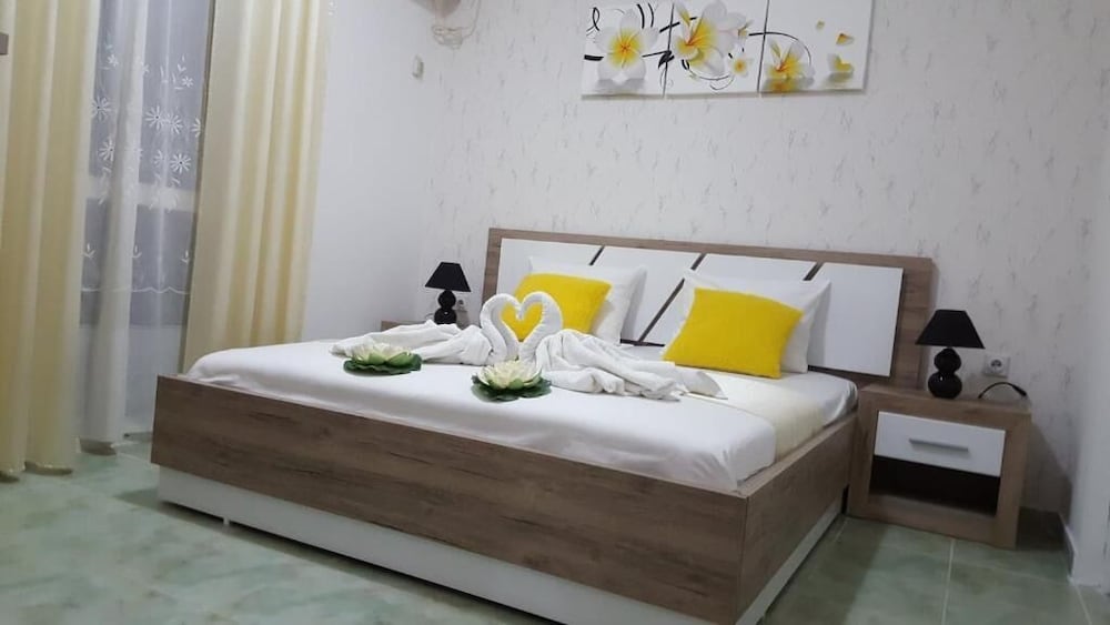 Basic Double Room, Multiple Beds, Non Smoking, Private Bathroom