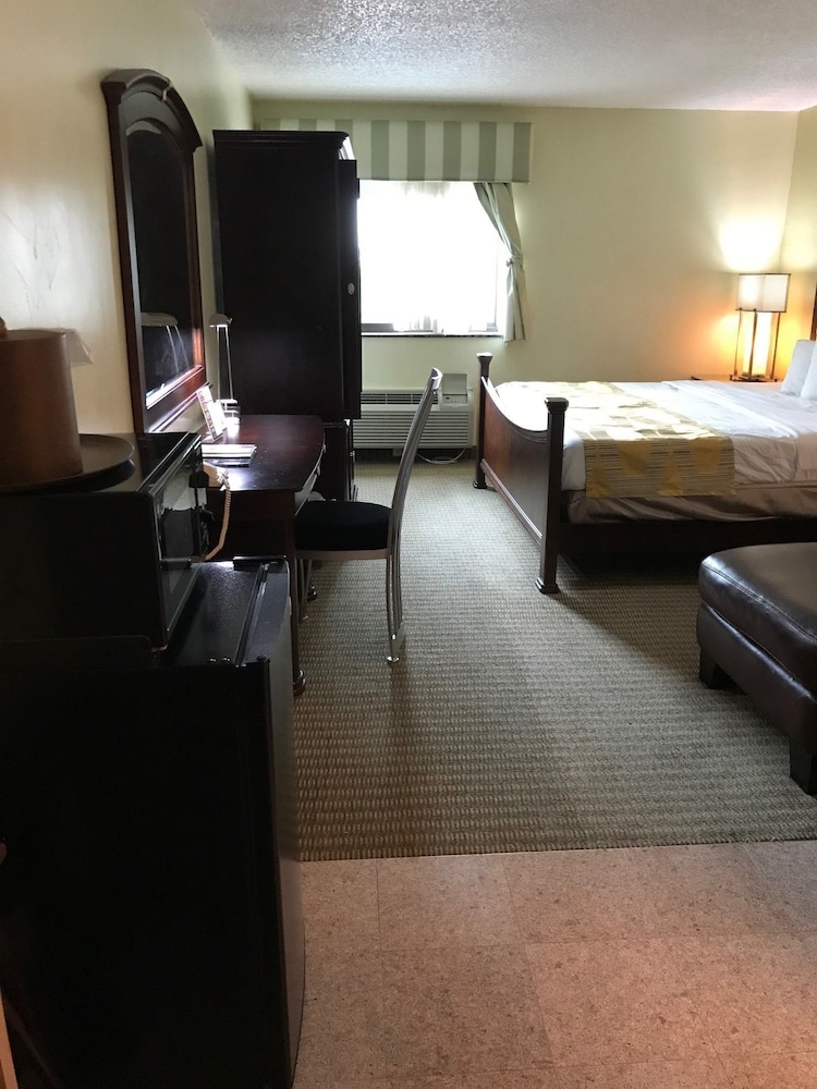 Deluxe Room, 1 King Bed photo 2
