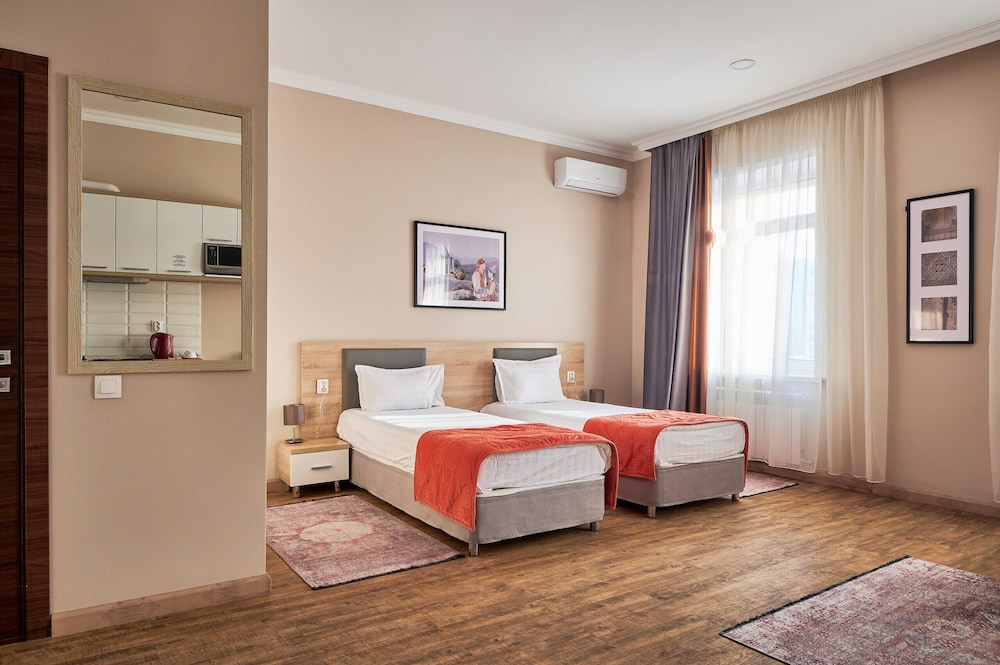 Basic Studio, Multiple Beds, Kitchenette photo 3