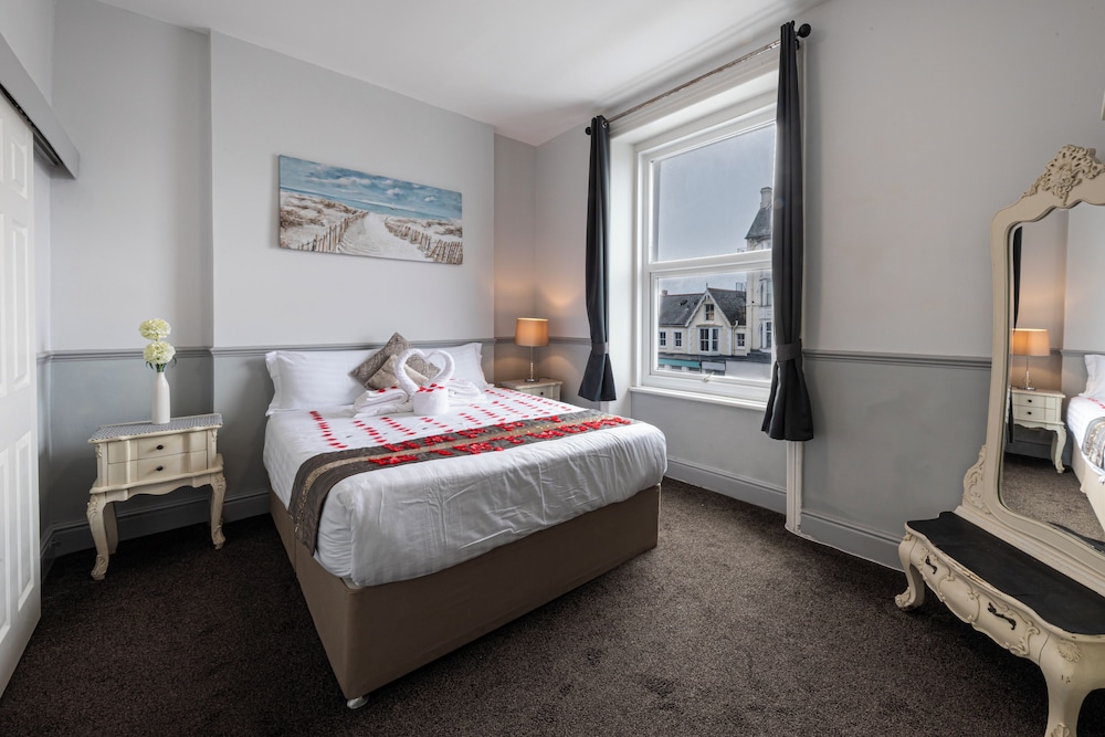 Classic Double Room, Ensuite, Partial Sea View photo 2
