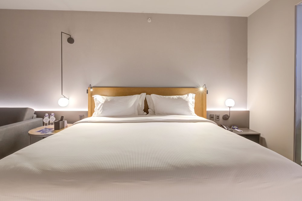 Deluxe Room, 1 King Bed thumbnail 5