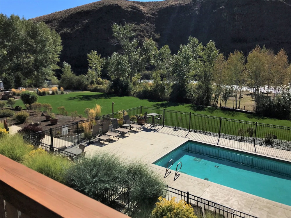 Luxury Condo, 2 Bedrooms, Pool Access, River View (Hot tub access) photo 3