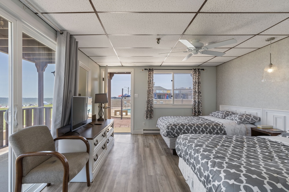 Oceanfront Patio with Kitchenette photo 3