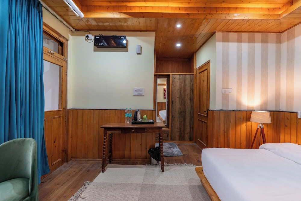 Family Room with Bathtub photo 3