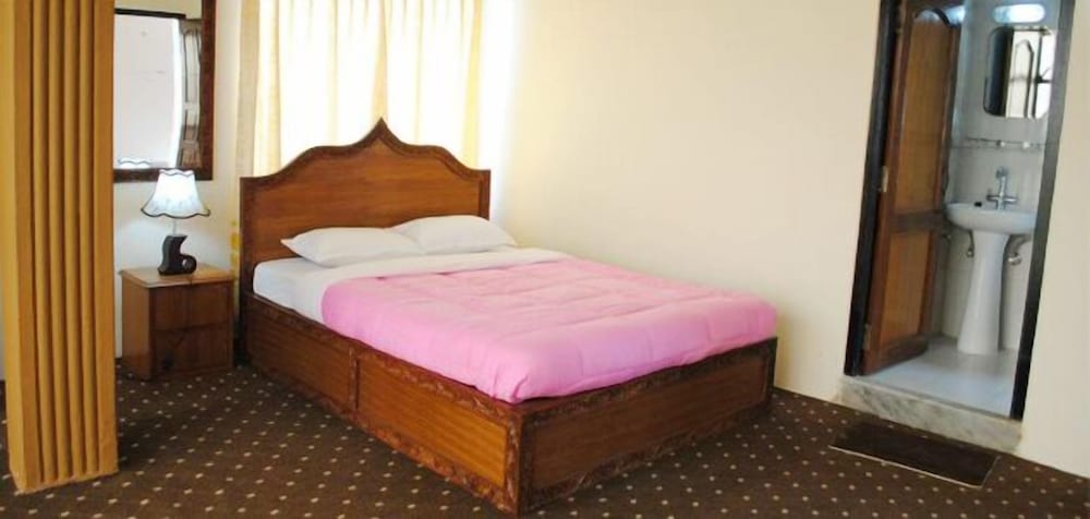 Deluxe Room, 1 King Bed, Smoking, Mountain View photo 2