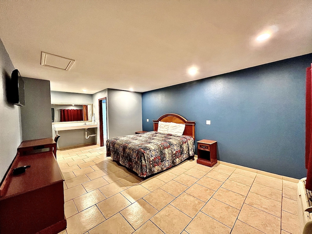 Standard Room, 1 King Bed, Non Smoking - Photo 1
