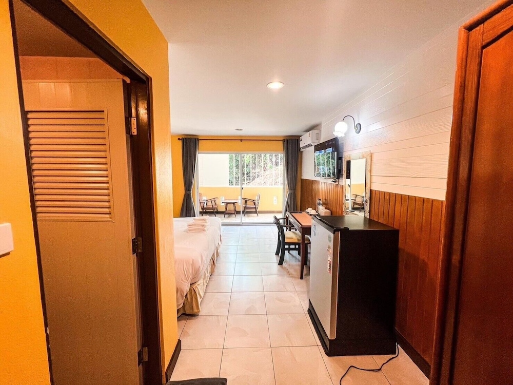 Standard Room, 1 King Bed, Balcony photo 3