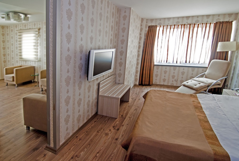 Suite, 1 Double Bed - Photo 5