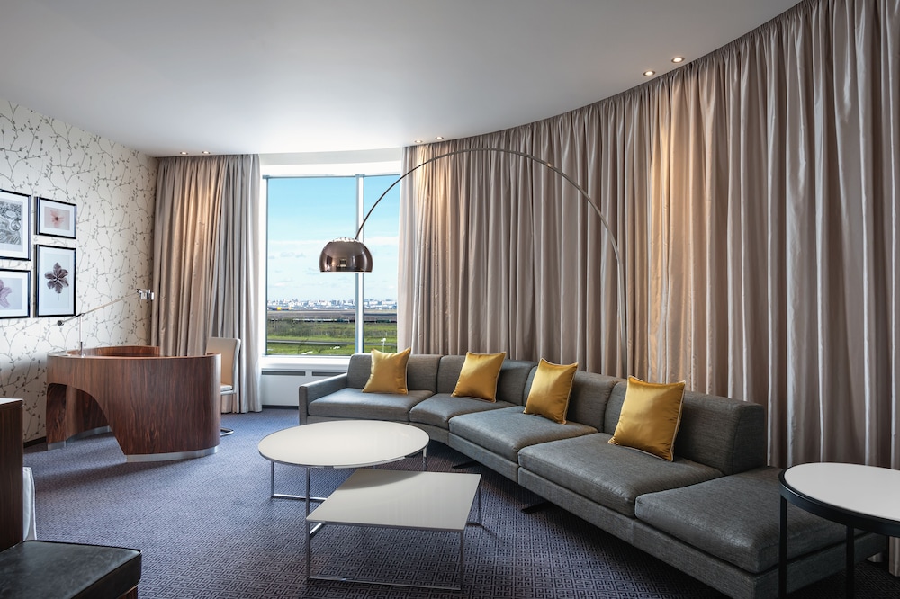 Junior Suite, 1 King Bed (Lounge Access)