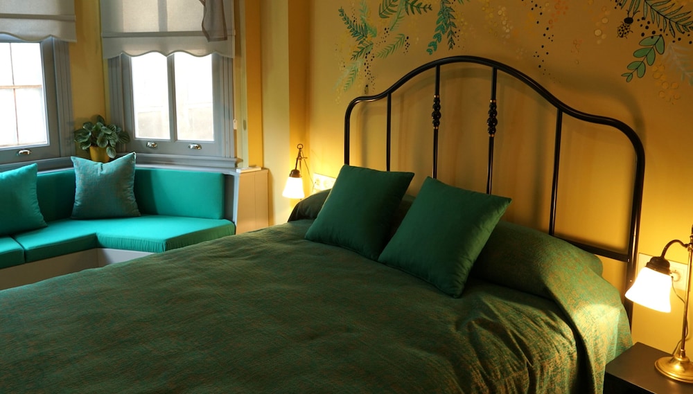 Yellow Mimosa Room photo 1