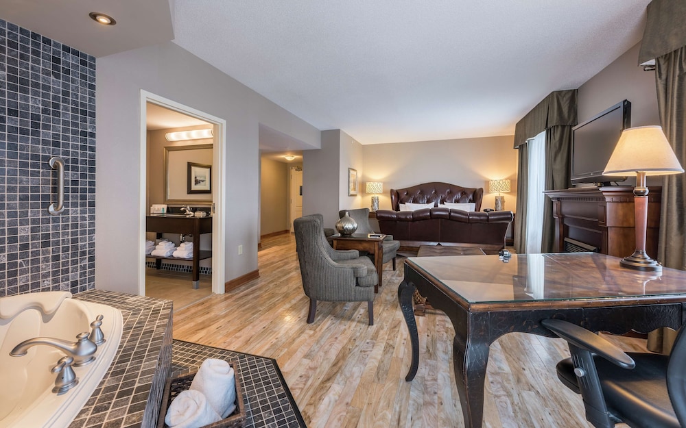 Suite, 1 King Bed, Non Smoking - Photo 1