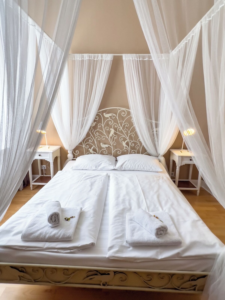 Standard Double Room thumbnail 6