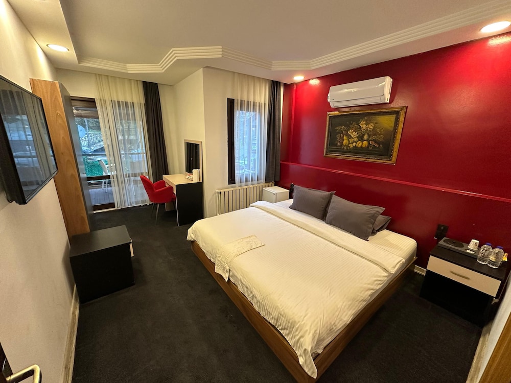 City Room, 1 King Bed, Smoking, Pool View