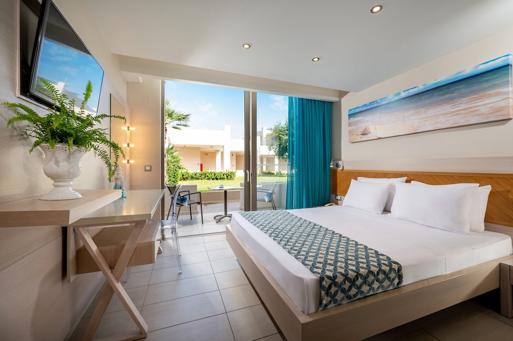 Deluxe Family Room with Land View - Photo 1