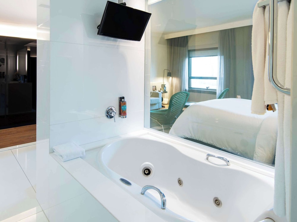 Executive Suite, 1 Queen Bed, City View