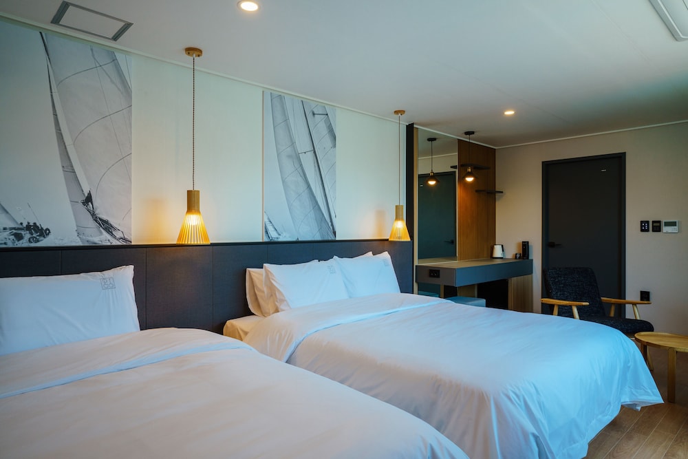 Premium Twin Room - Photo 6