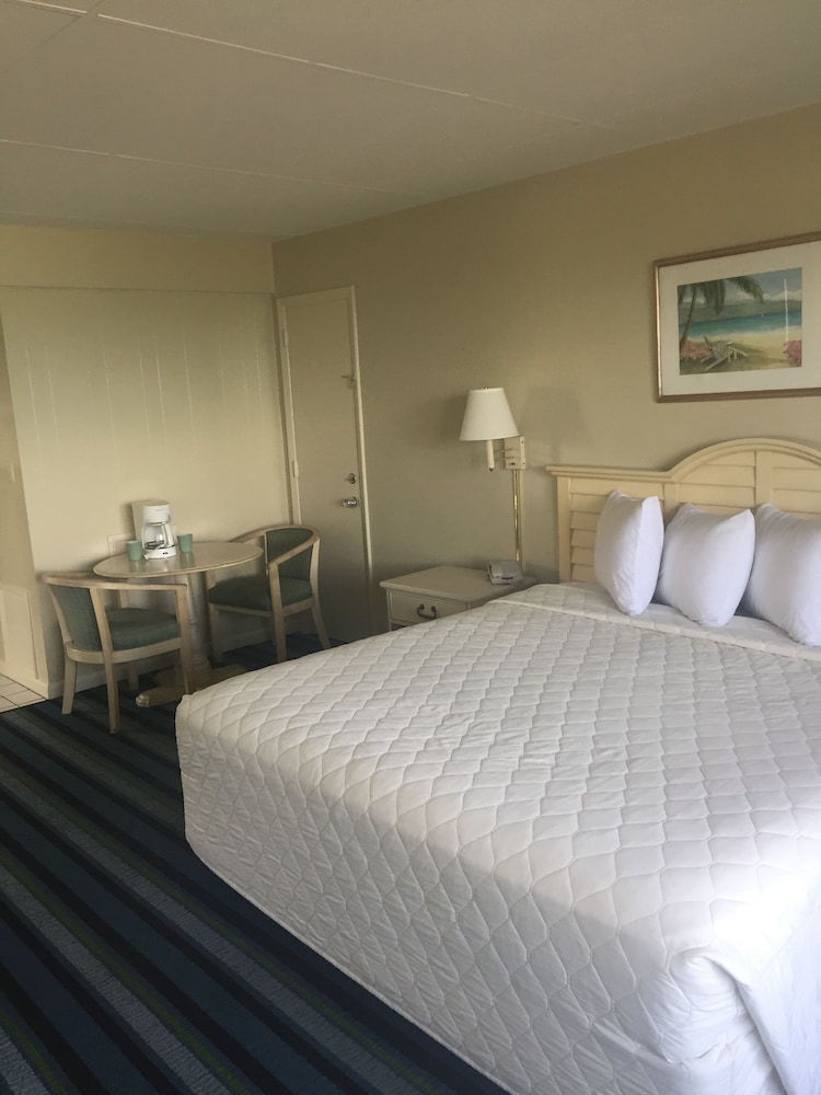 Basic Room, 1 King Bed, Ocean View (3 story walk up) photo 2