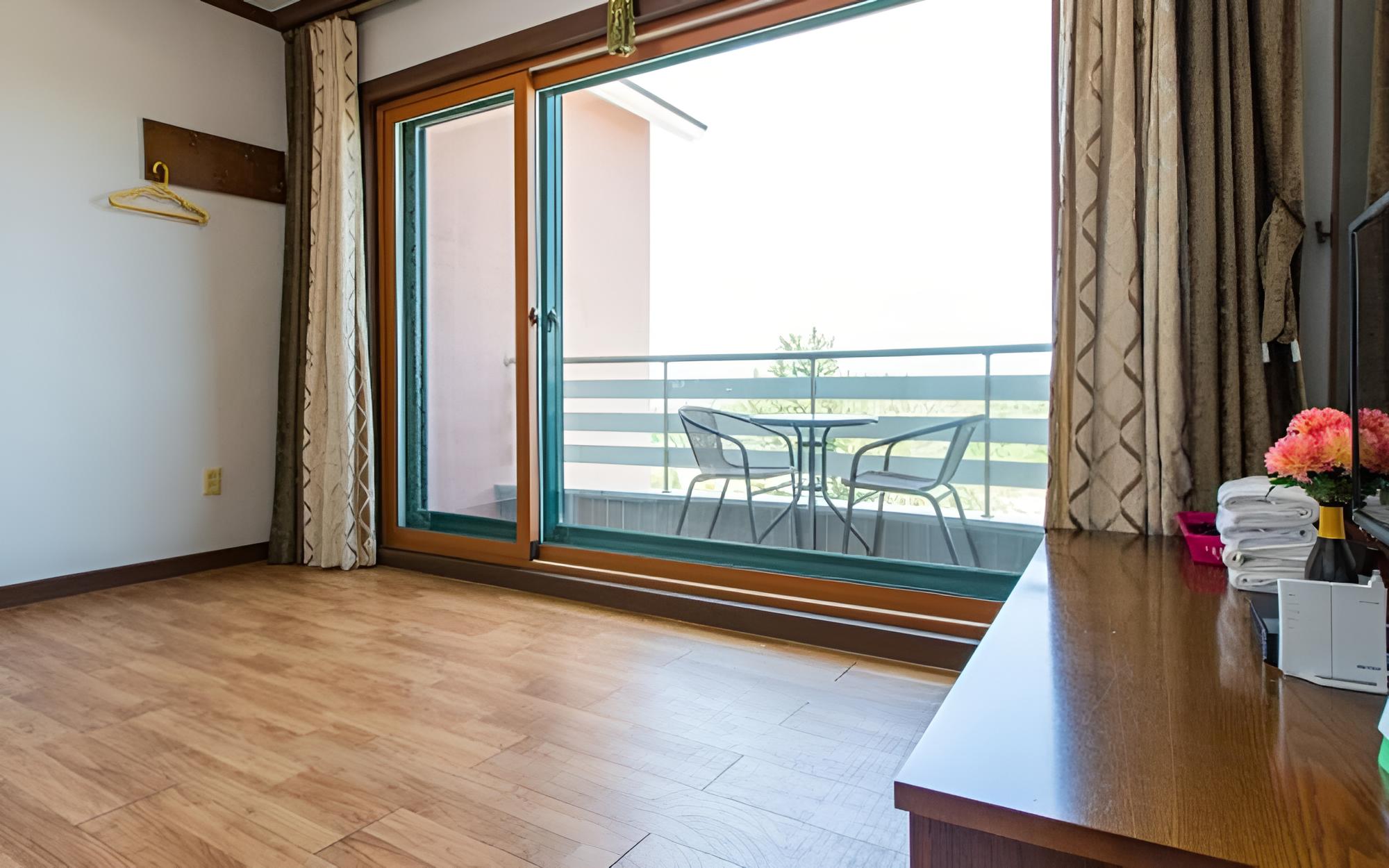 Room (Korean Room 206)