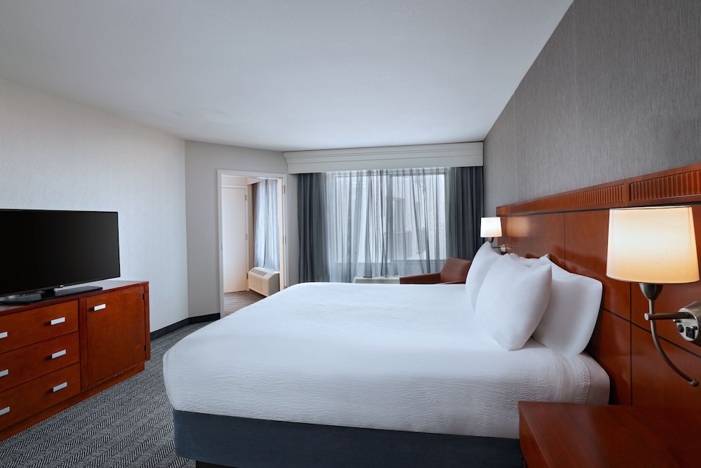 Suite, 1 Bedroom, Courtyard View - Photo 2