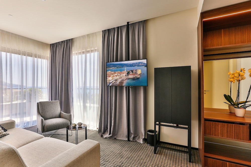 Deluxe Apartment, 1 King Bed with Sofa bed, Non Smoking, Sea View photo 3