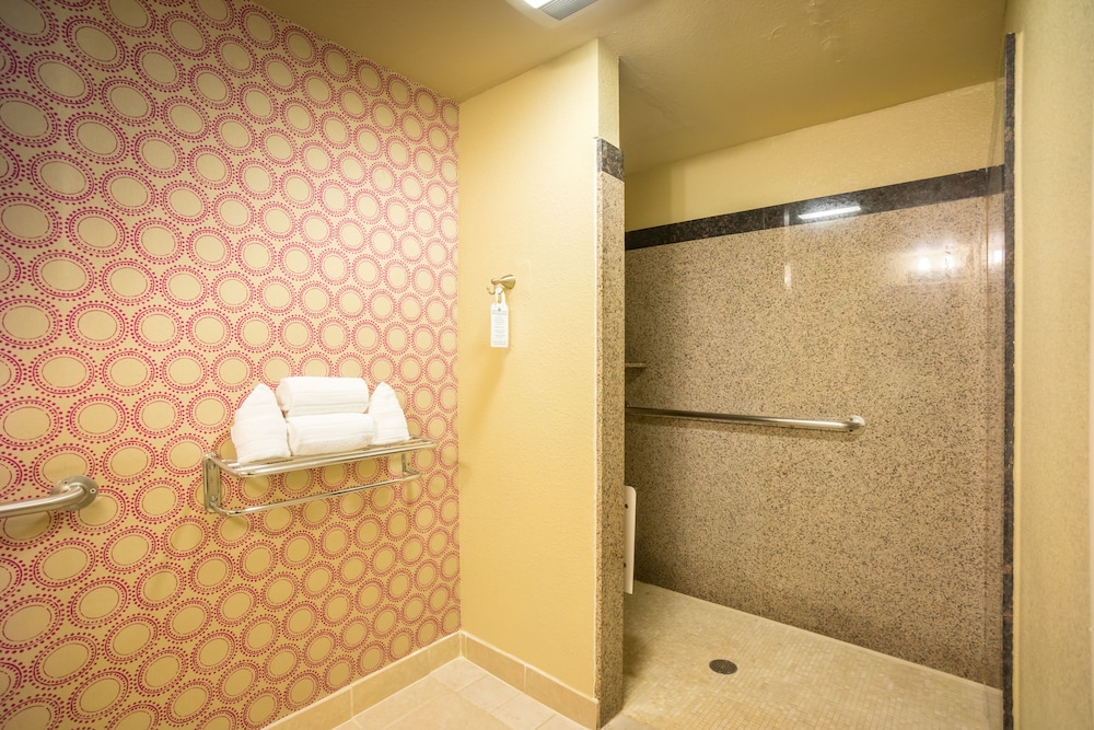 Deluxe Room, 1 Queen Bed, Accessible