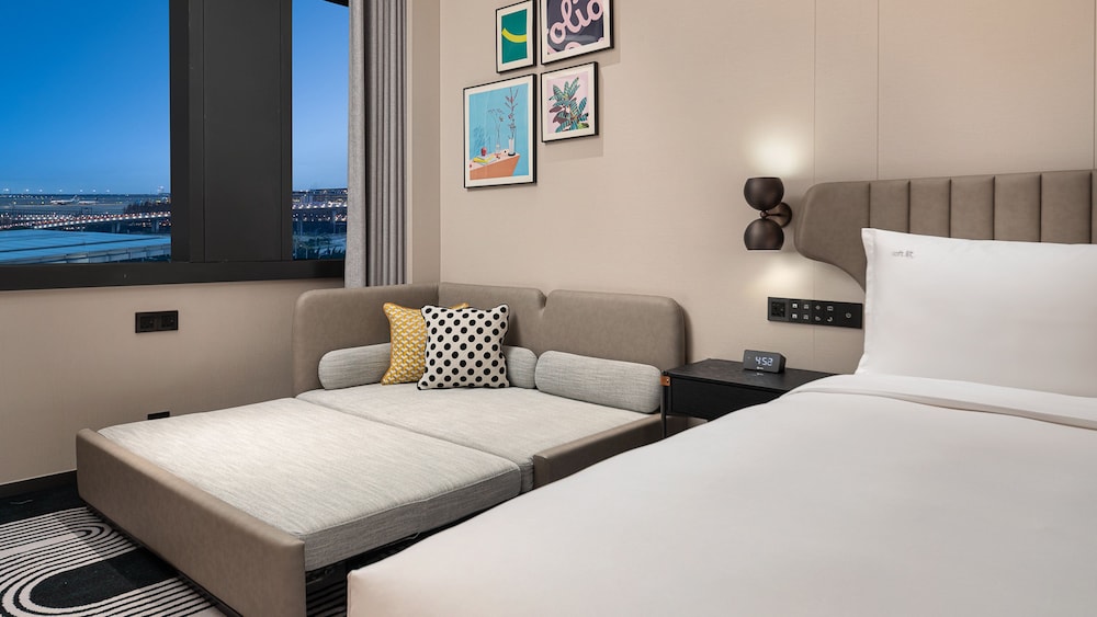 Standard Room, 1 King Bed (Airport View)
