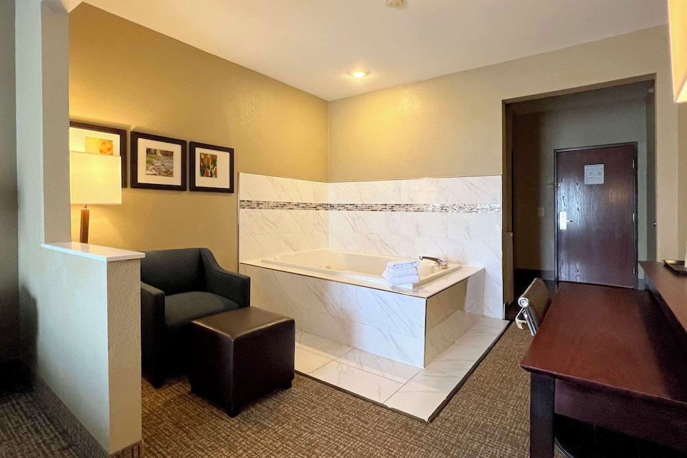 Suite, 1 King Bed, Non Smoking, Hot Tub photo 2