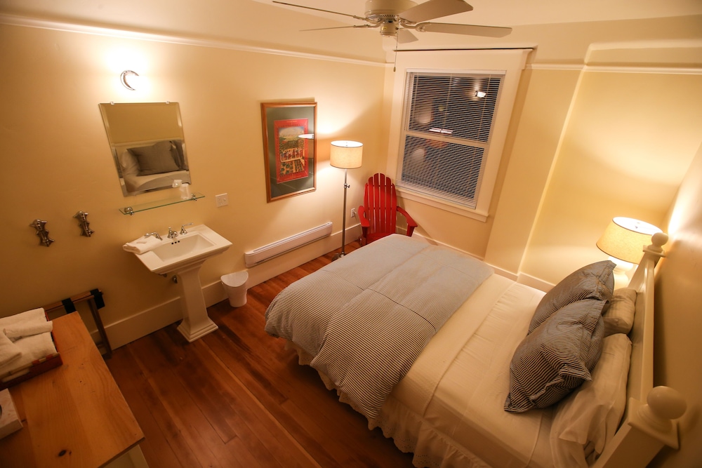 Standard Room, 1 Queen Bed, Shared Bathroom photo 3