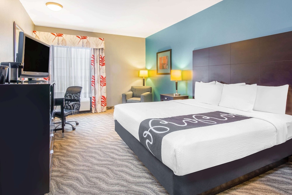 Family Suite, 1 King Bed, Accessible, Non Smoking (Mobility/Hearing, Tub w/ Grab Bars) - Photo 1