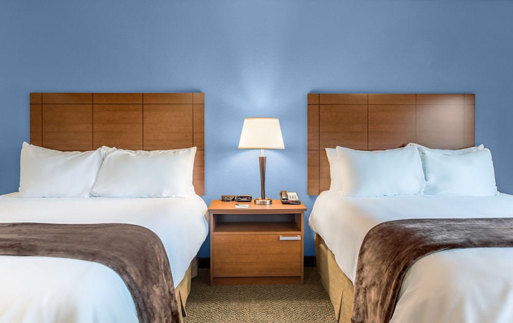 Room, 2 Queen Beds (Hearing Impaired with Recliner) photo 3