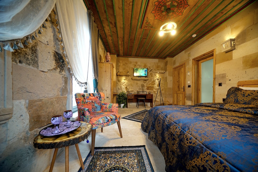 Deluxe Studio Suite, 1 King Bed, Jetted Tub, Garden Area - Photo 2