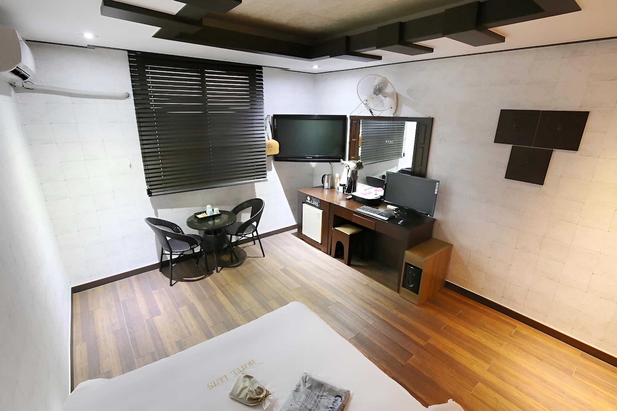 Room (Douglas Suite) - Photo 1
