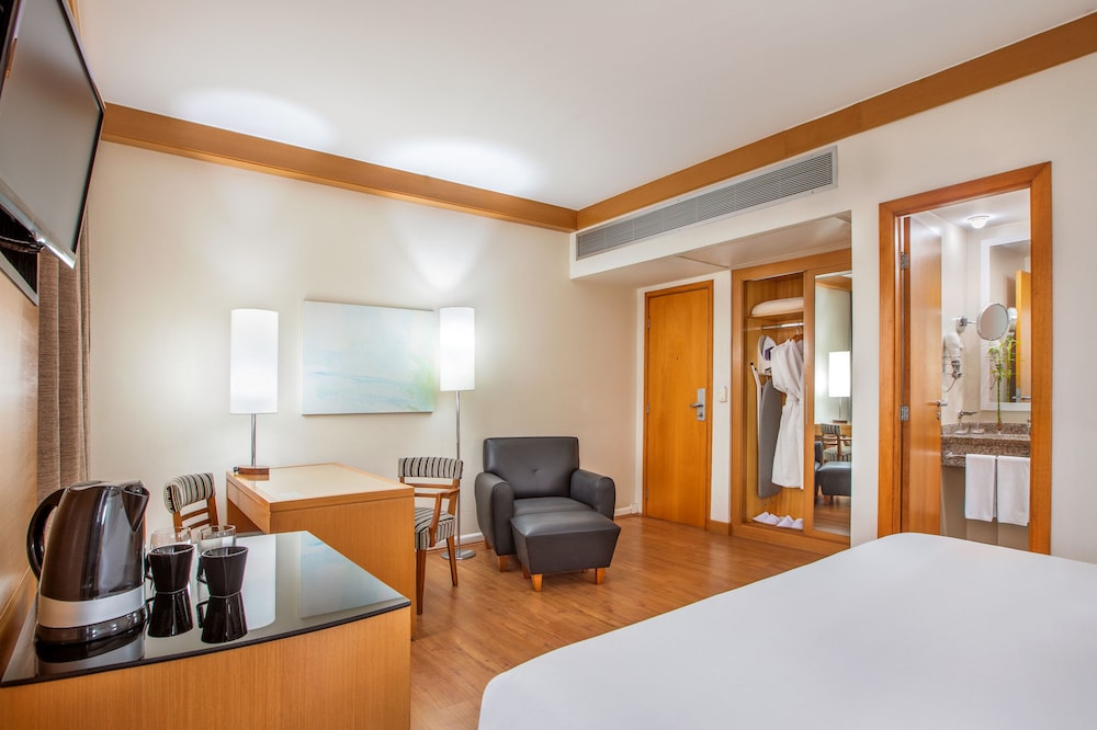Premium Room, 1 Queen Bed - Photo 2