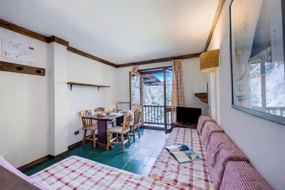 Family Apartment, Multiple Bedrooms, Mountainside (Grange Hike & Ski - 04C Sestriere) photo 1