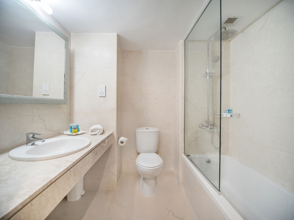 Standard Double or Twin Room, 1 Double or 2 Twin Beds, Balcony, Partial Sea View - Photo 4