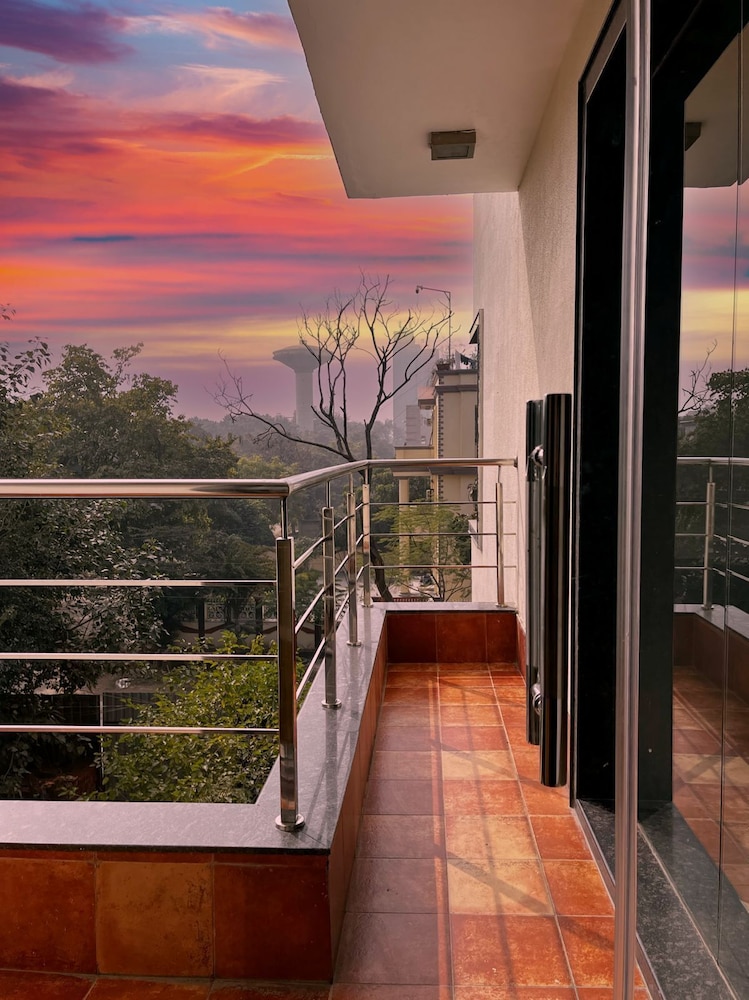 Premium Double or Twin Room, 1 King Bed, Smoking, Private Bathroom photo 2