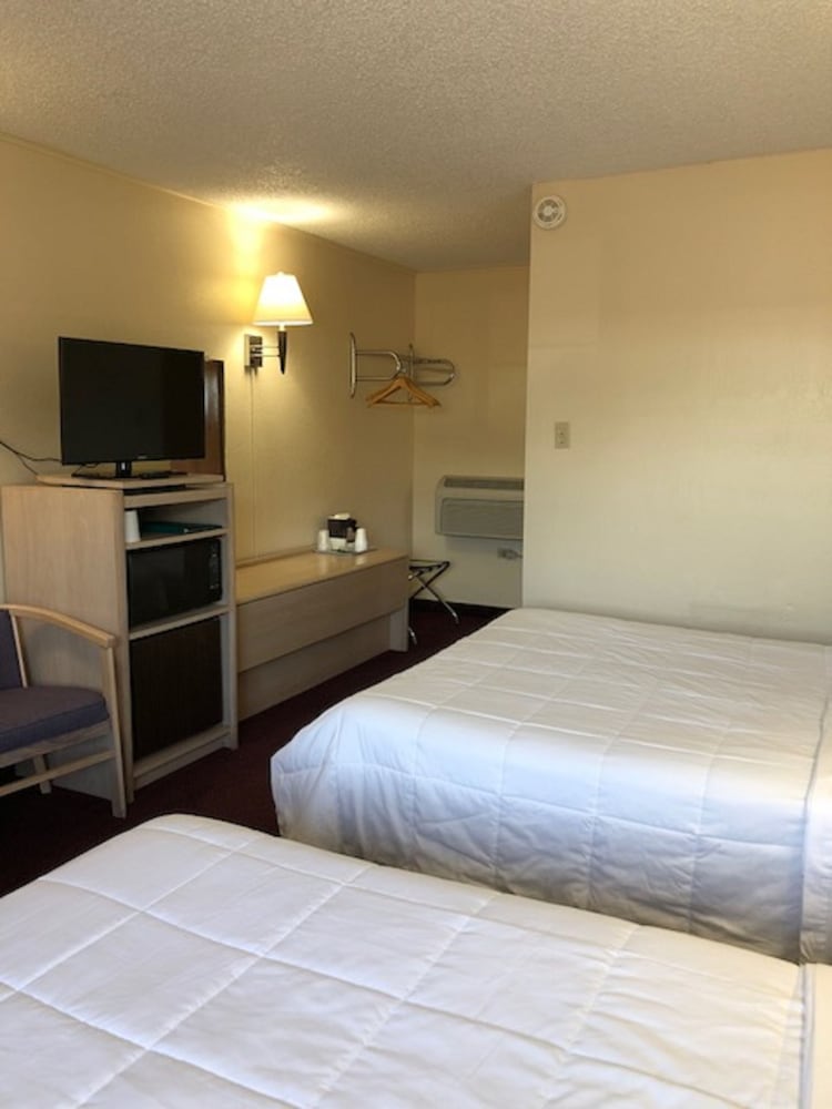 Classic Room, 2 Queen Beds photo 3