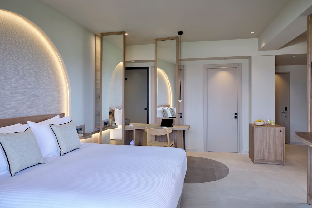 Deluxe Family Suite Side Sea View