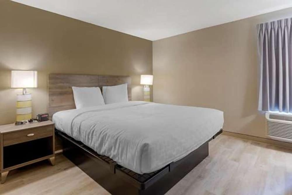 Room, 1 Queen Bed, Accessible, Non Smoking (Accessible Tub) photo 3