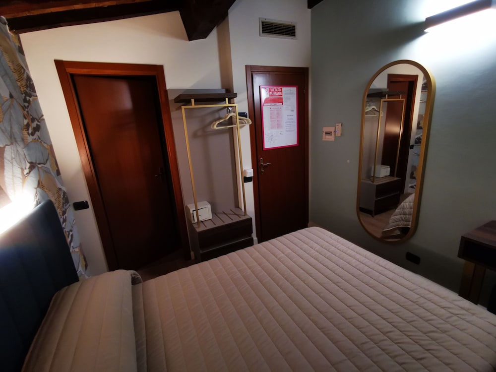 Economy Double Room, 1 Bedroom, Ensuite photo 3