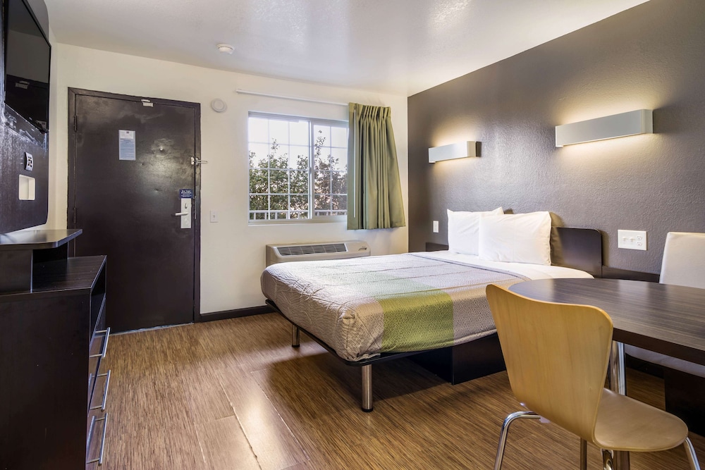 Standard Room, 1 Queen Bed, Non Smoking, Kitchenette - Photo 6