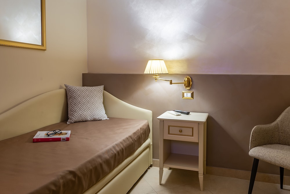 Family Room, City View (201) - Photo 17